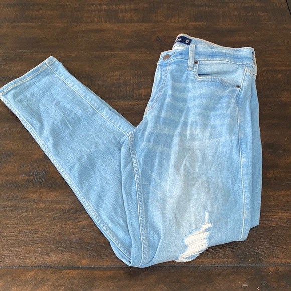 Hollister Denim - Hollister Skinny Distressed Light Wash Jean 32